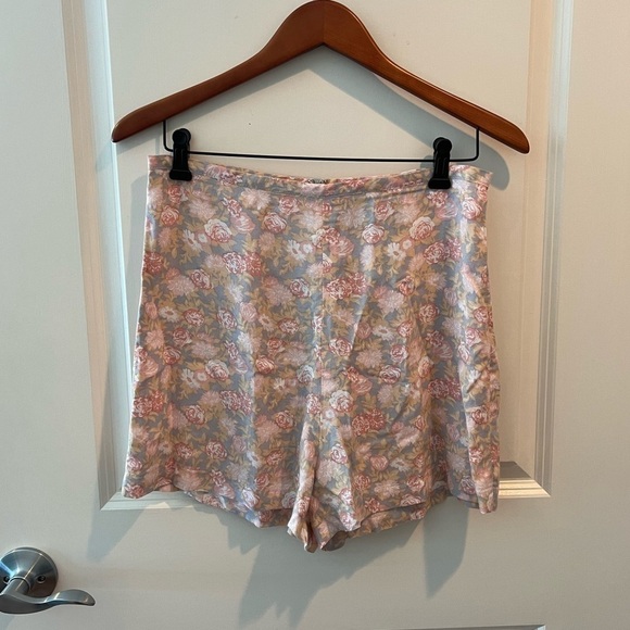 REFORMATION Decade Short Floral Printed
High Waisted Flowy Shorts, Pink/ Blue 6 - Picture 1 of 11
